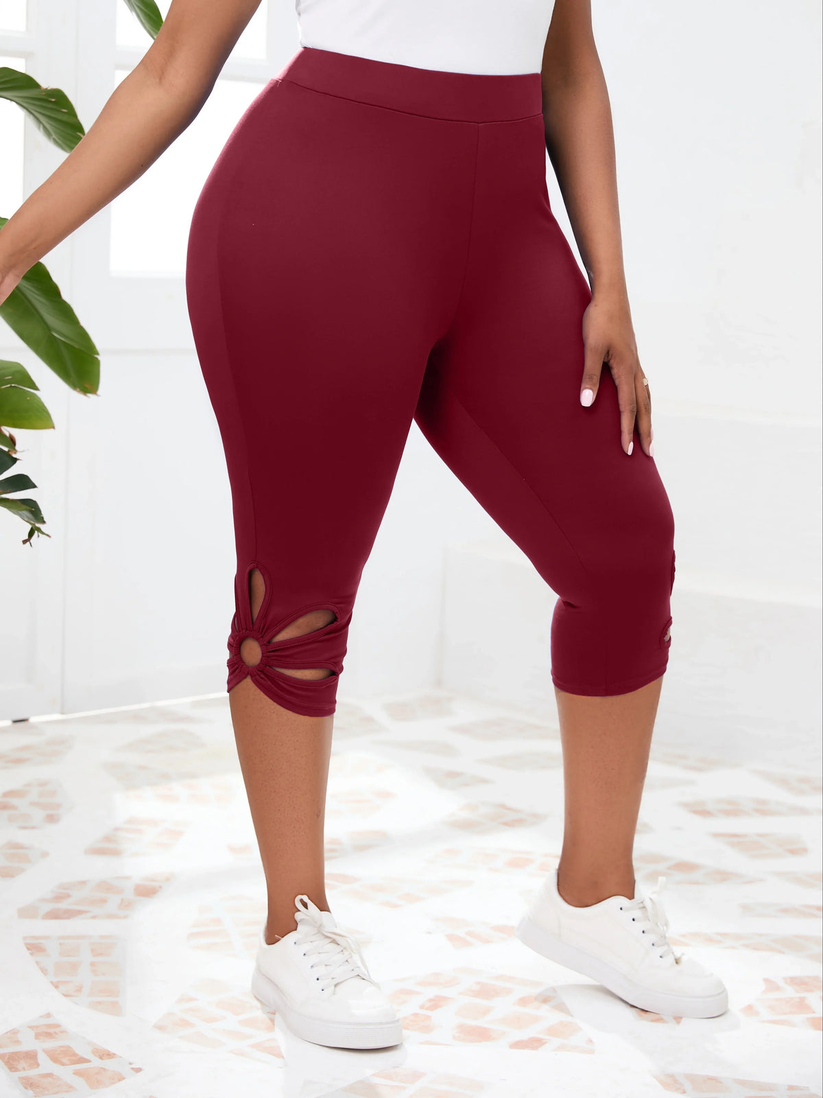 Cropped Leggings with Ring Cutout