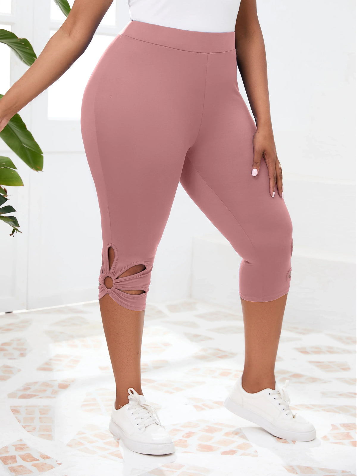 Cropped Leggings with Ring Cutout