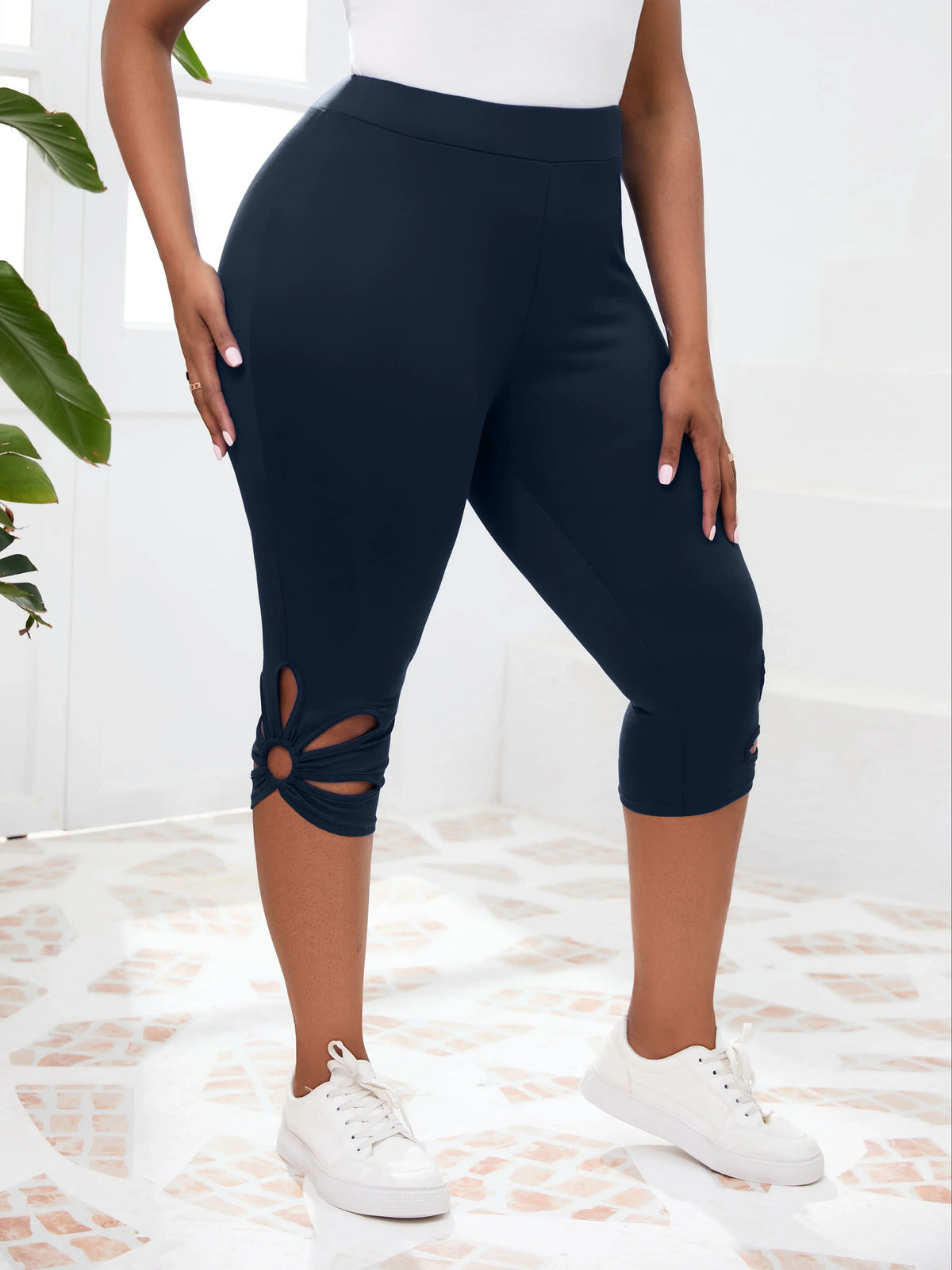 Cropped Leggings with Ring Cutout